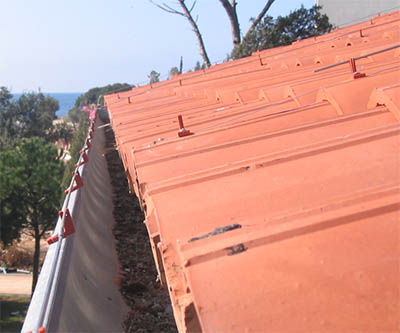 Kompletno postavljena  i spojena električna zaštita krova od letečih nametnika (galebova, golubova i ostalih).